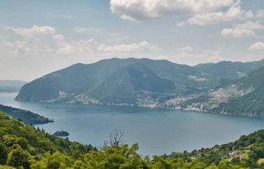 Aynı zamanda peri bacaları, toprak piramitleri, haydutlar, bölge kayaları (Tebeşir Piramitleri) (ISEO) Lombardy Gölü İtalya 'daki Zone Piramitleri olarak da bilinir.