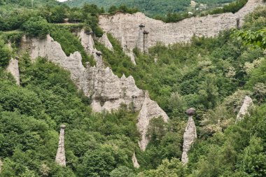Aynı zamanda peri bacaları, toprak piramitleri, haydutlar, bölge kayaları (Tebeşir Piramitleri) (ISEO) Lombardy Gölü İtalya 'daki Zone Piramitleri olarak da bilinir.