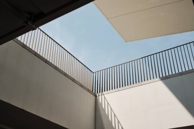 Soyut modern mimari balkon detayı şehir yaşamında mavi gökyüzü - Milano İtalya