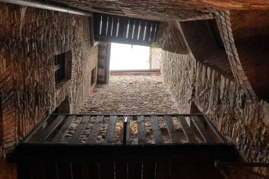 Lombardy Pavese 'nin (Oltrepo Pavese) küçük bir köydeki eski (Zavattarello) ortaçağ şatosunun manzarası