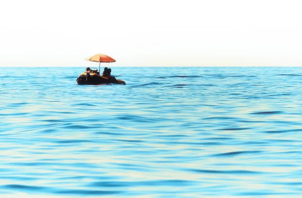 Маленькая Лодка Зонтиком Семейной Рыбалкой Дешевый Отдых Бедных Людей Концепции — стоковое фото