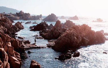 Yalnız kadın ve Costa Paradiso manzarası, Sassari ili, Sardunya, İtalya, Avrupa - seyahat kavramı ve varış noktası