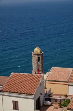 Sardunya 'daki CASTELSARDO köyünde toplarla takviye - seyahat yeri