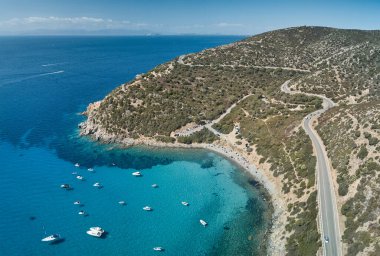 Sardunya 'nın güneyindeki küçük körfezde (CALA REGINA) turkuaz deniz manzarası