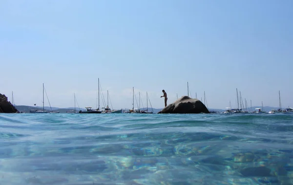 女孩准备跳入水晶清澈的水上旅行目的地 夏天的概念 — 图库照片
