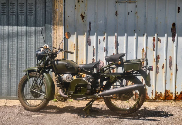 İkinci savaş motosikleti - klasik yeşil motosiklet