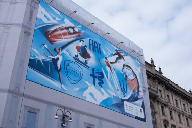 XXV Kış Olimpiyatları 'nın yer aldığı Piazza del Duomo' daki reklam panosunda ayrıca Milano Cortina 2026 olarak da bilinir ve Stellantis tarafından desteklenen otomotiv markaları sergilenmektedir..