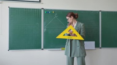 Modern öğretmenin kameraya bakıp, 
