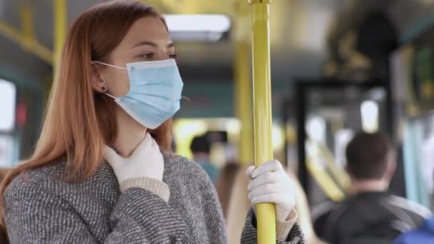 Donna che indossa una maschera medica e sigilli non si sente bene da mal di testa e mal di gola durante il viaggio in autobus, virus e infezione — Video Stock