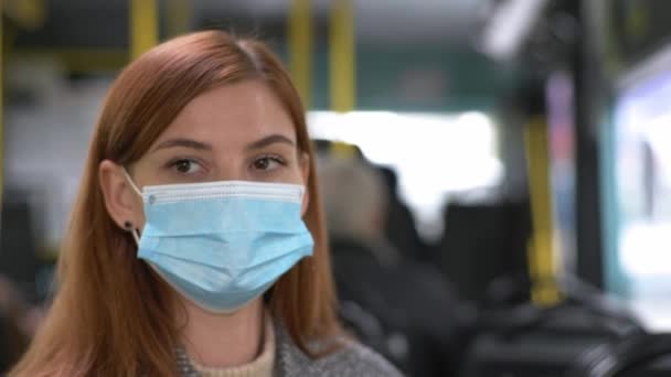 Жінка з поганим здоров'ям та кашлем медична маска та рукавички, що дотримуються сучасних запобіжних заходів у громадських місцях під час подорожі громадським транспортом — стокове відео