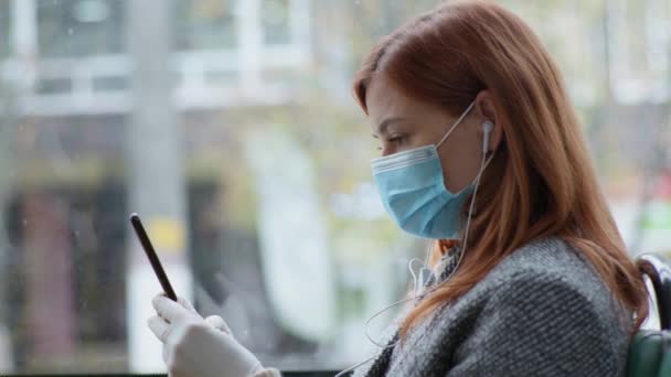 Pasażerka w ramach środków ostrożności nosi maskę medyczną oraz w miejscach publicznych w celu ochrony przed wirusami i zakażeniami w transporcie publicznym — Wideo stockowe
