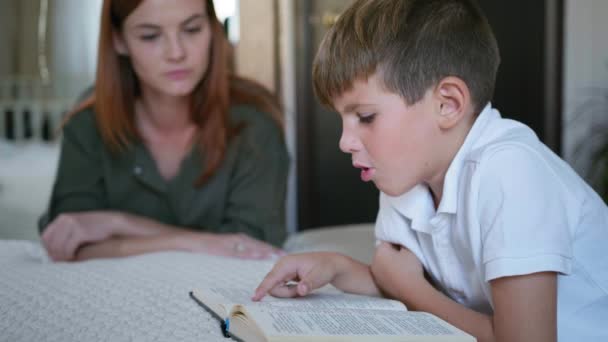 Niño cristiano, niño con fe en el corazón lee la oración en la Biblia con la madre — Vídeo de stock