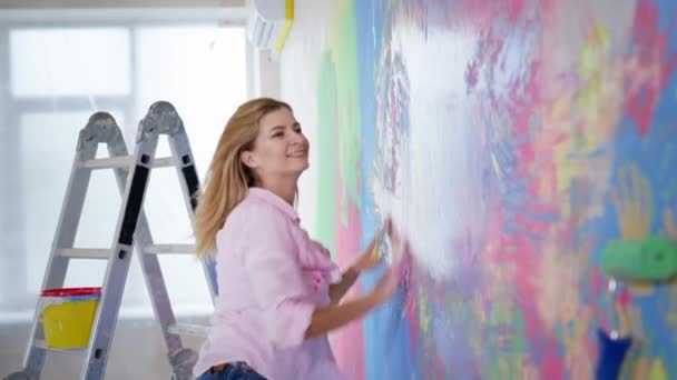 Talented innovative female artist draws with her hands on wall, using fingers she creates colorful, emotional and sensual oil painting — Vídeo de Stock