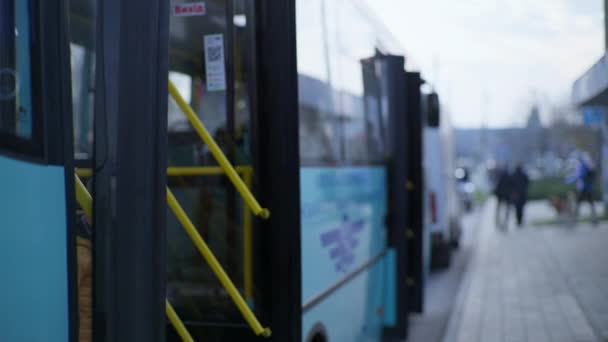 Busrit, gelukkige jongen en moeder uit het stadsvervoer naar bushalte en gelukkig af te zetten medische masker van zijn gezicht, voorzorgsmaatregelen — Stockvideo