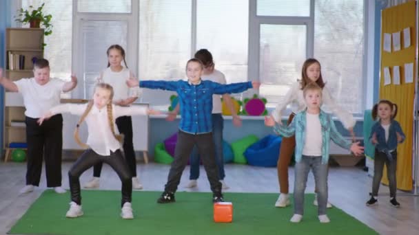 舞蹈课，健康的孩子和活泼的孩子一起在室内跳舞 — 图库视频影像
