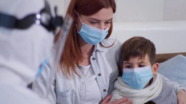Kendini iyi hissetmeyen küçük çocuk koronavirüs testi yaptırıyor. — Stok video
