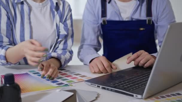 Uomo e donna in caschi protettivi scegliere nuovo design per pareti e tavolozza dei colori di vernice, tiam lavoro — Video Stock