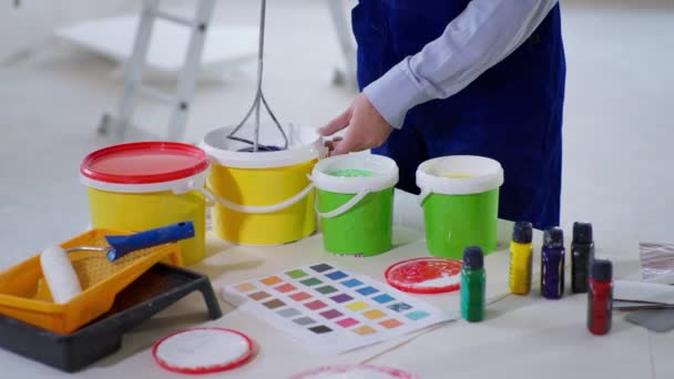 Vernice maschio mix lavoratore edile con colore pigmento costruzione frusta per pittura murale — Video Stock