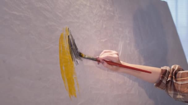 Κοντινό πλάνο της γυναίκας χέρι με ένα πινέλο αντλεί με χρώματα σε ένα μεγάλο καμβά, δημιουργική διαδικασία σε αργή κίνηση — Αρχείο Βίντεο
