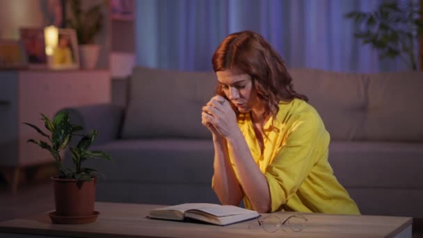 Donna con fede nel cuore prega Dio in ginocchio a casa prima di andare a letto — Video Stock