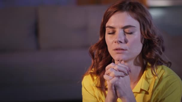 Mujer con las manos dobladas oración con esperanza y amor en su corazón a Dios antes de acostarse en la habitación, la religión — Vídeo de stock