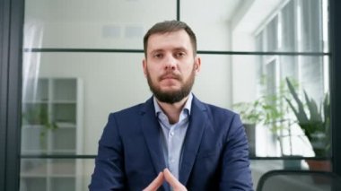 Uzaktan kumandalı çalışanlarla uzak konferans için modern teknoloji ve uygulamaları kullanarak uzaktan toplantı düzenliyor. Kameraya bakın.