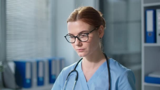 Portrait d'une femme médecin surmenée dans des lunettes pendant un dur travail de bureau, jeune femme thérapeute tapant sur le clavier de l'ordinateur à l'hôpital gros plan — Video
