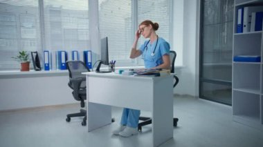 İşte stres, bilgisayar klavyesinde çok çalışan kadın doktor tipleri sonra da hastane belgeleriyle bir masada otururken baş ağrısı hissediyorlar.