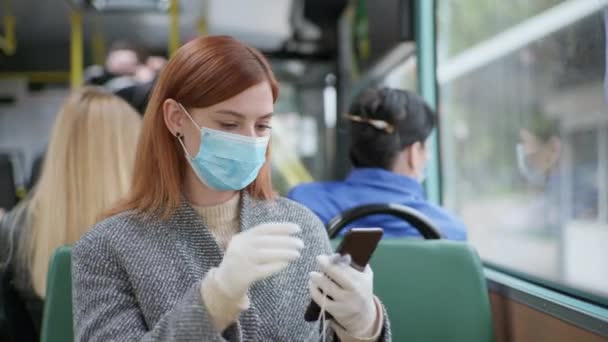 Une passagère portant des gants médicaux porte un masque médical pour se protéger contre le virus et l'infection pendant une pandémie, COVID 19 — Video