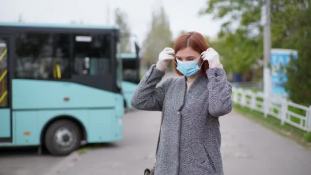 Kobieta zakłada maskę medyczną w celu ochrony przed wirusami i zakażeniami, przestrzegając nowoczesnych standardów bezpieczeństwa w miejscach publicznych — Wideo stockowe