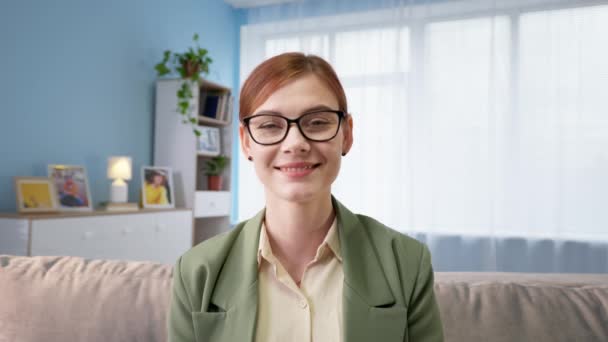 Femme parlant télétravailleur visioconférence patron et collègues par appel en ligne assis à la maison sur le canapé, regardant dans la caméra — Video