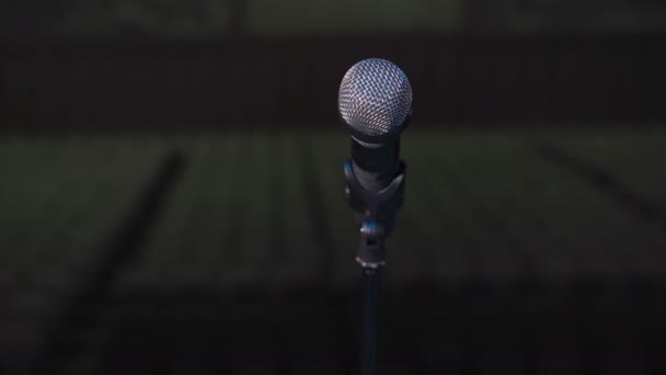 Microphone pour cérémonie solennelle ou stands de concert sur scène fond sombre, gros plan — Video