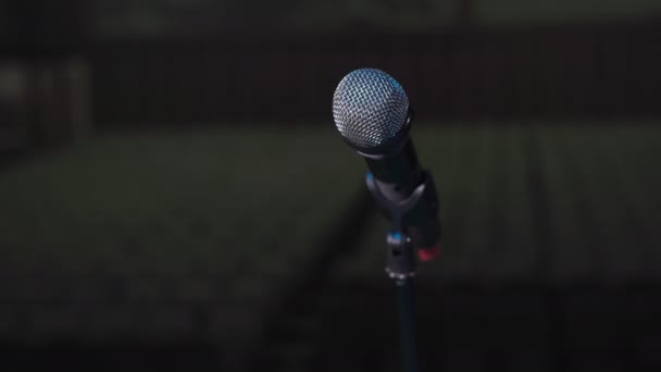 Soportes de micrófono en el stand para concierto y conferencia de fondo de sala — Vídeo de stock