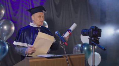 İnternet üzerinden mezun olanlara tebrikler, üniversite öğretmeni video iletişimi ve modern teknolojileri kullanan öğrencilere memnuniyetle diplomaları sunuyor.