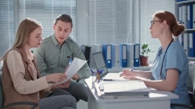Kadın ve erkek klinikte kadın doktorların muayenesi sırasında iyi testler yaptırıyor.