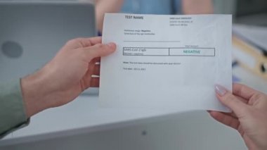 Doktor muayenehanesinde koronavirüs testi yaptıran evli bir çift.