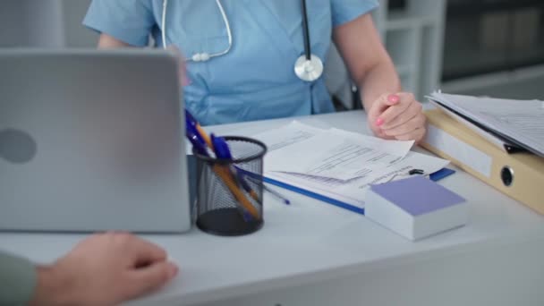 Oficial médico feminino durante consulta com casal dá teste negativo para coronavírus no escritório do hospital, close-up — Vídeo de Stock