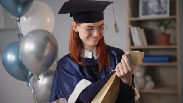 Diplom online, fröhliches Mädchen in akademischer Kleidung Universitätsabsolvent genießt Bildungszertifikat