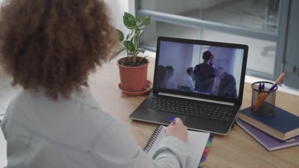 Дистанционное обучение, обучение женщин онлайн через видеосвязь на ноутбуке — стоковое видео