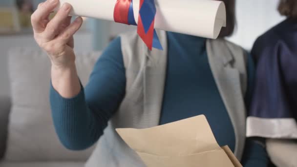 Amorevole mamma consegna laurea alla figlia durante l'apprendimento a distanza, primo piano — Video Stock