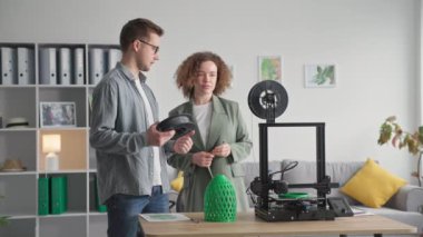 Modern elektronik teknolojiler, yaratıcı erkek ve kadınlar 3 boyutlu modelleme ve evde tasarladığı 3 boyutlu bir nesneyi kontrol ediyorlar.