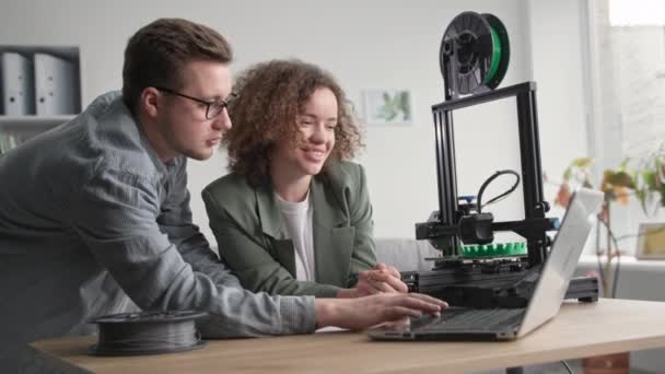 Jonge ontwerpers maken gebruik van moderne technologieën die werken op de computer om 3D-model te maken voor het afdrukken op 3D-printer thuis — Stockvideo