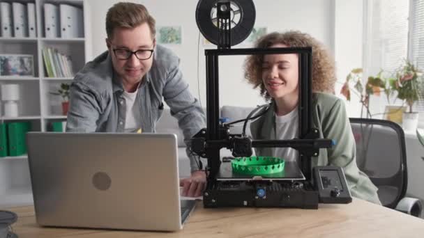 Kreatywne projektantki i projektantki wykorzystują nowoczesne technologie i tworzą prototyp modelu 3D w domu — Wideo stockowe