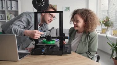 Modern erkekler ve kadınlar gelişmiş teknolojileri kullanır ve evlerinde 3 boyutlu bir modelin prototipini oluştururlar.