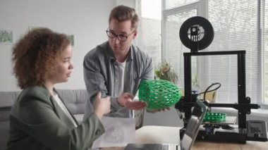Evde 3D yazıcı kullanarak, yetenekli kadın ve erkek mühendisler evdeki modern teknolojileri kullanarak 3j prototip modeli basıyorlar.