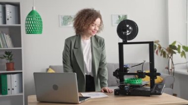 ev yapımı, 3D baskılı abajur modeliyle yaratıcı kadın parmaklarının portresi üç boyutlu yazıcıya basılmış, parmaklarını şıklatıyor ve lambaları yakıyor.