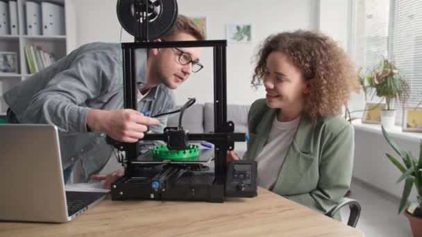 Moderne Männer und Frauen nutzen fortschrittliche Technologien und erstellen zu Hause den Prototyp eines 3D-Modells — Stockvideo