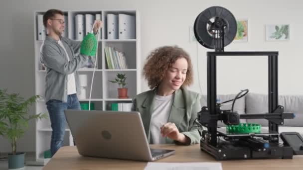 Kreatives und Design, Porträt einer jungen Frau und eines jungen Mannes beim Drucken des Prototyps eines Deckenlampenmodells für Lampen auf 3D-Druck für die Einrichtung eines Zimmers zu Hause — Stockvideo