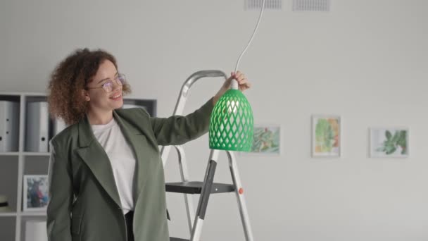 Современные технологии, творческая женщина дизайнер висит 3D модель тени лампы напечатаны на 3D принтере дома — стоковое видео