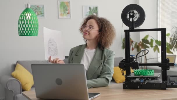 Kreatywna młoda kobieta wykorzystuje nowoczesną technologię i drukuje prototyp 3D odcienia lampy na drukarce 3D w domu — Wideo stockowe